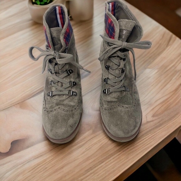 Tommy Hilfiger Women's Ankle Boots TWYAZI Gray Faux Suede Wingtip Size 7.5 M - Picture 1 of 9